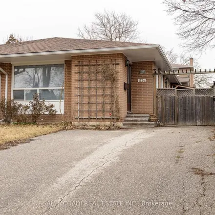 Rent this 3 bed duplex on 1522 Lewisham Drive in Mississauga, ON L5J 3R3