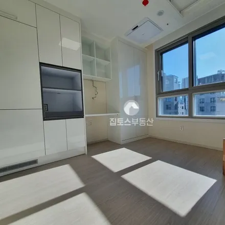 Rent this studio apartment on 서울특별시 관악구 신림동 1432-44