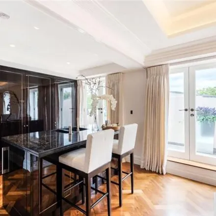 Image 4 - 35 Eaton Square, London, SW1W 9DH, United Kingdom - House for sale