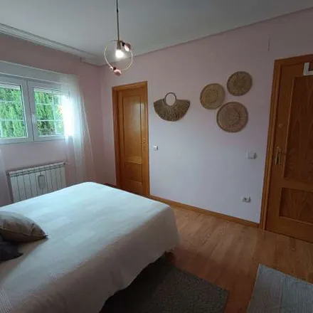 Rent this 5 bed apartment on Escuela infantil El Zeppelin in Calle de Jacinto Benavente, 25