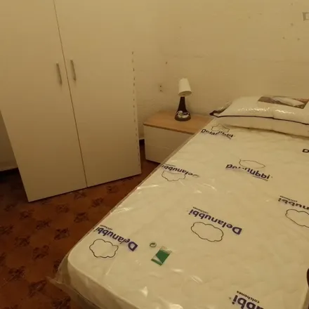 Rent this 4 bed room on Stefan in Avinguda de Pérez Galdós, 46008 Valencia