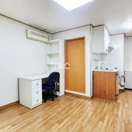 Rent this studio apartment on 서울특별시 관악구 봉천동 1585-26