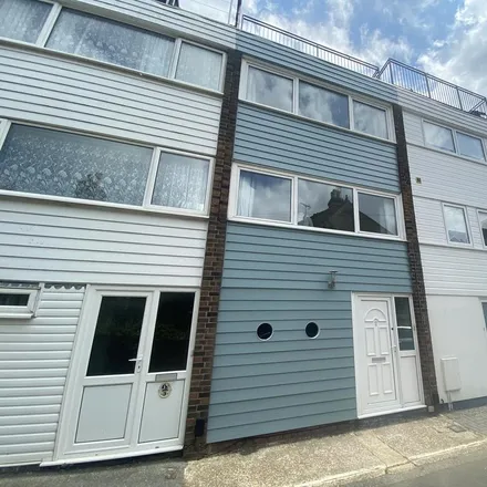 Rent this 3 bed townhouse on Sun Hill in Cowes, PO31 7HY