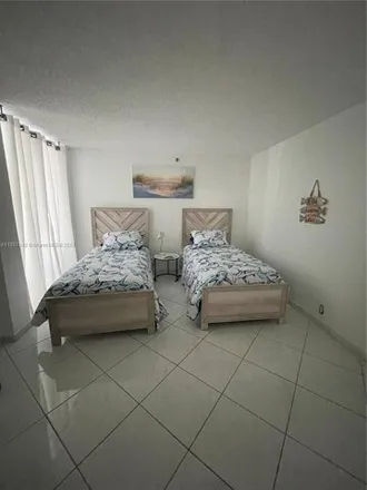 Image 5 - The Sterling Condos, 6767 Collins Avenue, Atlantic Heights, Miami Beach, FL 33141, USA - Condo for rent