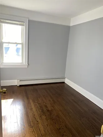 Image 4 - 43 Jefferson Avenue, Village of Mineola, NY 11501, USA - House for rent