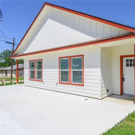 Rent this 3 bed house on 940 North Barrett Avenue in Denison, TX 75020