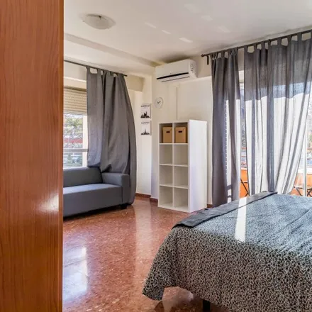 Image 1 - Carrer de la Vall de la Ballestera, 16015 Valencia, Spain - Room for rent