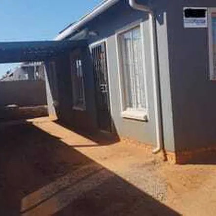 Rent this 3 bed apartment on Mams Mall in Tsamaya Avenue, Tshwane Ward 17