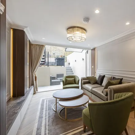 Rent this 2 bed apartment on 12 Royal Crescent in London, W11 4RX
