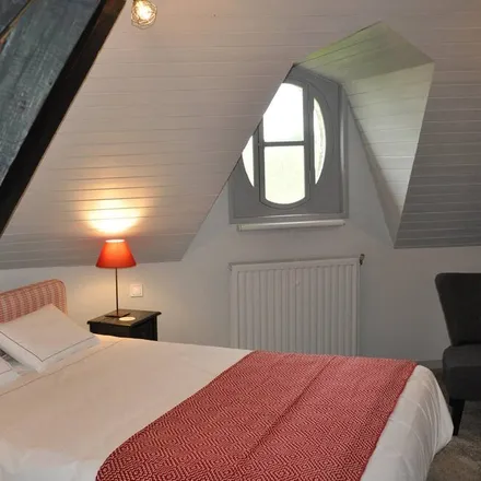 Rent this 6 bed townhouse on Route de Beychac et Cailleau in 33750 Saint-Germain-du-Puch, France