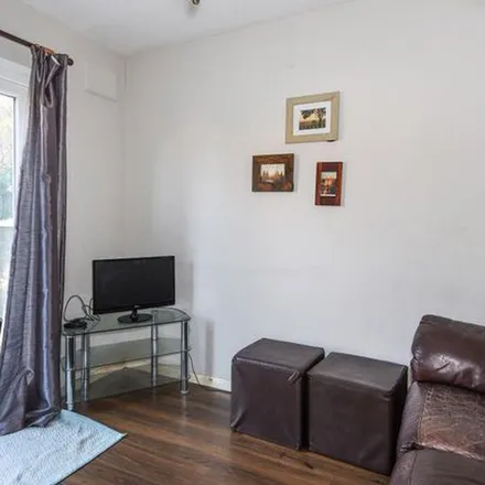 Rent this 4 bed townhouse on Lumière MediSpa in 108-110 London Road, Oxford