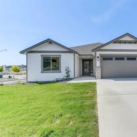 Buy this 3 bed house on Hildebrand Boulevard in Kennewick, WA 99338