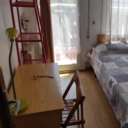 Rent this 4 bed room on Carrer de Violant d'Hongria Reina d'Arago in 08001 Barcelona, Spain