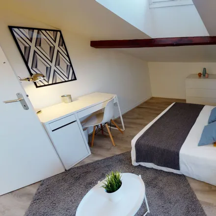 Rent this 5 bed room on 19 bis rue Volta