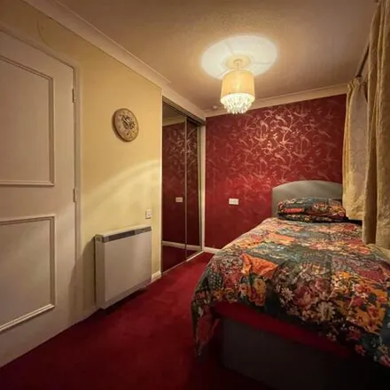 Image 4 - Bourne Way, Pickhurst, London, BR2 7HB, United Kingdom - Apartment for sale