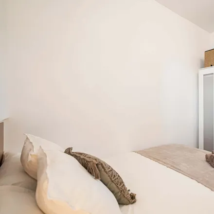 Rent this 6 bed room on Calle de Raimundo Fernández Villaverde in 57, 28003 Madrid