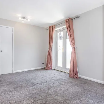 Image 3 - Sycamore Lodge, Gipsy Lane, London, SW15 5RH, United Kingdom - Apartment for rent