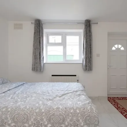 Image 3 - The Vale, Hendon Way, Childs Hill, London, NW2 2NA, United Kingdom - Apartment for rent