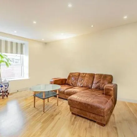 Image 4 - Owen Square, Watford, WD19 4FN, United Kingdom - Apartment for sale