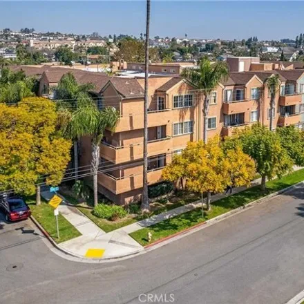 Buy this 2 bed condo on 2541 East 15th Street in Long Beach, CA 90804