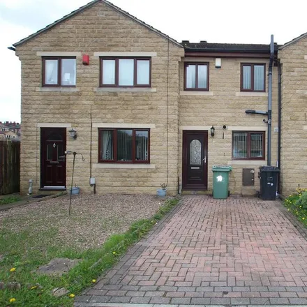Rent this 2 bed townhouse on Deacons Walk in Heckmondwike, WF16 9JJ