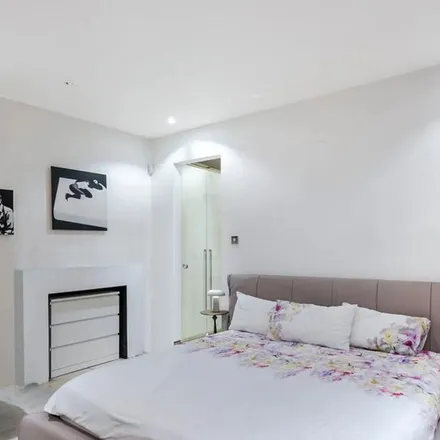 Rent this 3 bed apartment on 5 Gledhow Gardens in London, SW5 0JW
