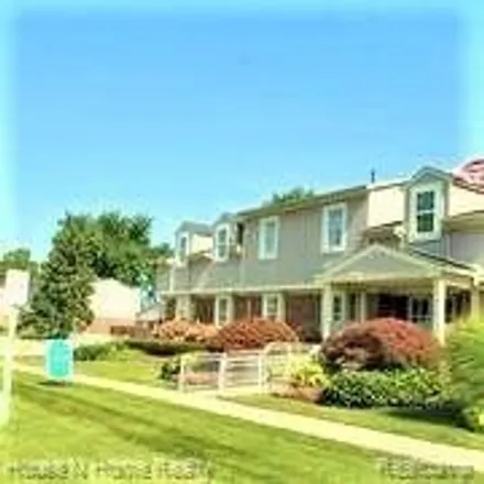 Image 2 - 37198 Great Oaks Court, Clinton Charter Township, MI 48036, USA - Townhouse for sale