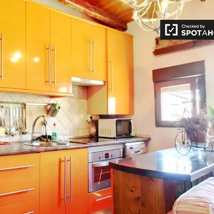 Rent this 2 bed apartment on Madrid in Tomé Shoemaker, Calle de San Vicente Ferrer