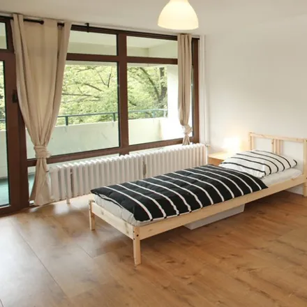 Rent this 3 bed room on Rathaus Charlottenburg in Otto-Suhr-Allee 100, 10585 Berlin