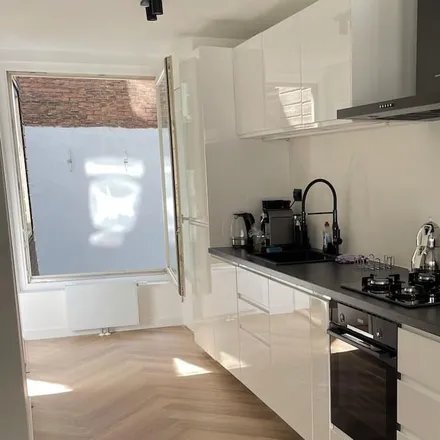 Rent this 1 bed apartment on 1072 VP Amsterdam