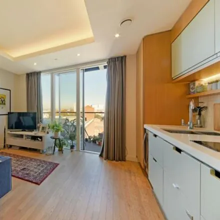 Image 1 - Park Vista Tower, 5 Cobblestone Square, St. George in the East, London, E1W 3AY, United Kingdom - Loft for sale