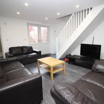 Rent this 6 bed townhouse on 30 Chestnut Avenue in Leeds, LS6 1BA