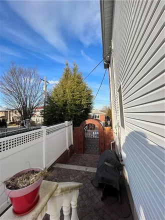 Image 3 - 34 Beach Avenue, New York, NY 10306, USA - Townhouse for sale