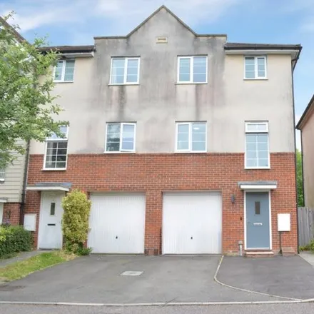 Rent this 4 bed townhouse on Eskdale Way in Maidenbower, RH10 7PN