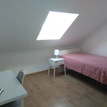 Rent this 5 bed room on Estrada do Povo da Raposeira in 2825-883 Almada, Portugal