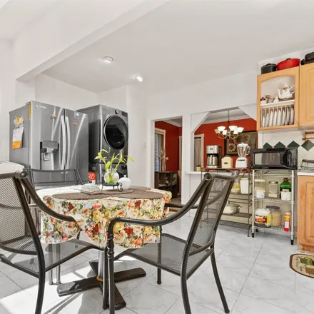 Image 7 - 93-28 74th Place, New York, NY 11421, USA - House for sale