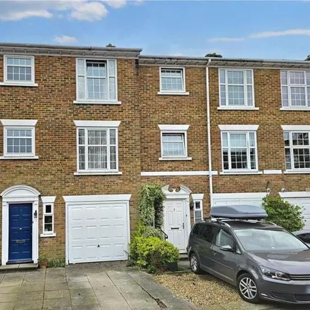 Buy this 4 bed house on Heathfield Close in Midhurst, GU29 9PS