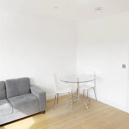 Image 4 - Russell Road, The Hyde, London, NW9 6AD, United Kingdom - Townhouse for rent
