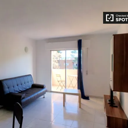 Rent this 4 bed apartment on Calle de Hernán Cortés in 28802 Alcalá de Henares, Spain