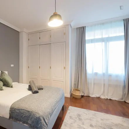 Rent this 9 bed room on Calle de Alcalá in 152, 28028 Madrid