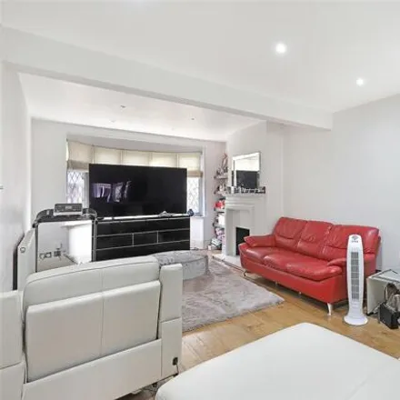 Image 9 - Kirkland Avenue, London, IG5 0TH, United Kingdom - Duplex for sale
