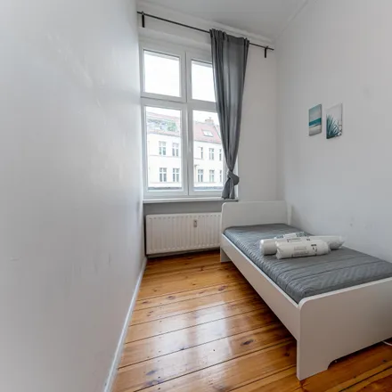 Rent this 4 bed room on Boxi Spätshop in Boxhagener Straße, 10245 Berlin