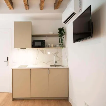 Rent this 16 bed room on HEMA in Calle del Carmen, 20