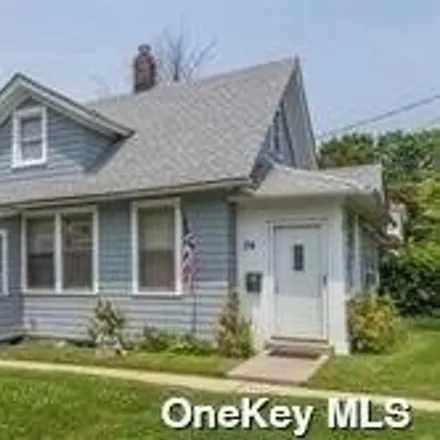 Rent this 3 bed house on 34 Nassau Street in Syosset, NY 11791