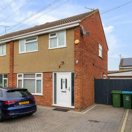 Buy this 3 bed duplex on Upper Abbotts Hill in Aylesbury, HP19 7SD