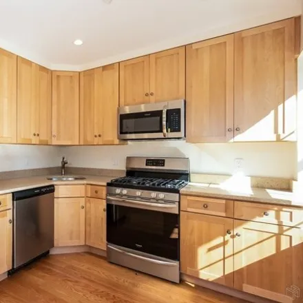 Image 7 - 213 West 252nd Street, New York, NY 10471, USA - House for sale