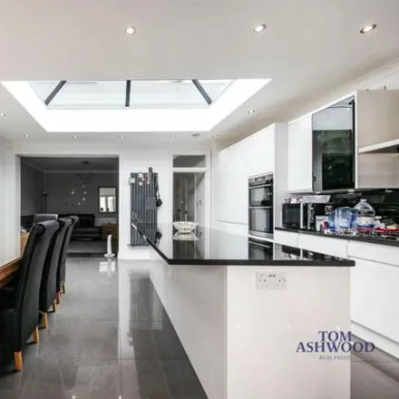 Image 5 - Westrow Drive, London, IG11 9BN, United Kingdom - Townhouse for sale