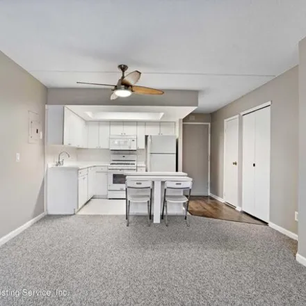 Image 3 - 41 Wellington Court, New York, NY 10314, USA - Apartment for sale