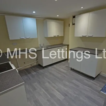 Image 3 - One Stop, Wesley Court, Leeds, LS6 2FD, United Kingdom - Townhouse for rent