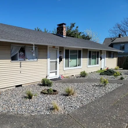 Buy this 4 bed house on 3712 Southeast 31st Avenue in Portland, OR 97202